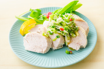 ネギだれをかけた蒸し鶏