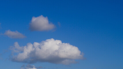 Cumulus de beau temps, par une belle journée de printemps ensoleillée