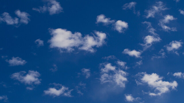 Altocumulus castellanus, nuages pr&eacute;curseurs d'un temps orageux imminent