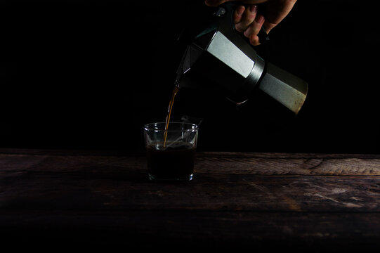 Cafetera italiana vertiendo caf&eacute;. solo