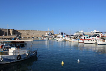 Fototapeta na wymiar Fischkutter im Hafen von Rhodos