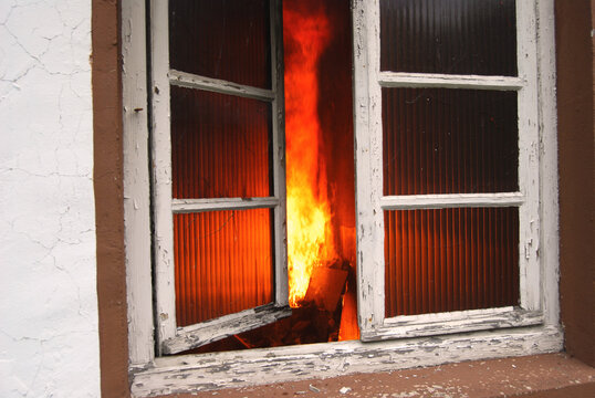 Blick durch ein Fenster in eine brennende Wohnung