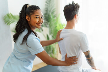 Obraz premium black rehabilitation woman physiotherapy at physio clinic with customer