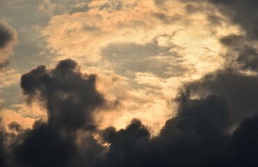 nuvens no pôr-do-sol