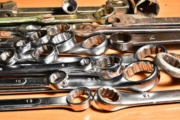 The wrench horn and cap keys are laid on a wooden table in a certain order