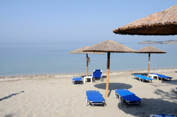 Liegestühle am Strand