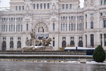 Fototapeta na wymiar The Cibeles fountain in Madrid on a snowy day
