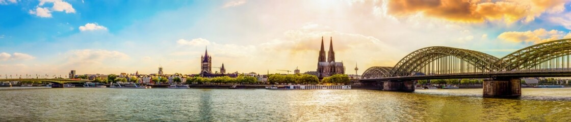 Fototapeta na wymiar Panorama of the Cologne skyline in the light of the summer sun