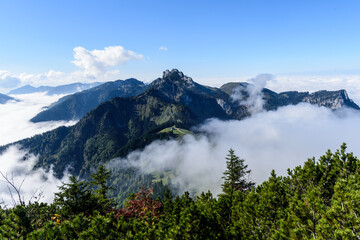 Kampenwand bei Sonne und Hochnebel