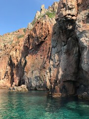 rochers qui tombent dans la mer