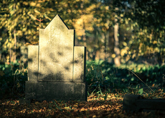 nagrobek na starym cmentarzu w Opolu (Polska) - obrazy, fototapety, plakaty