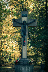 wysoki murowany stary krzyż na cmantarzu - obrazy, fototapety, plakaty
