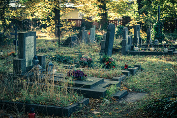 stary cmentarz jesienią w Polsce