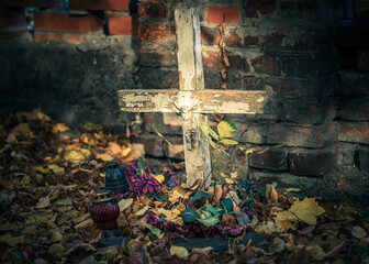 stary drewniany krzyż na cmentarzu - obrazy, fototapety, plakaty