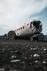 Abgest&uuml;rztes Flugzeugwrack in Island mit Cockpit und Triebwerken