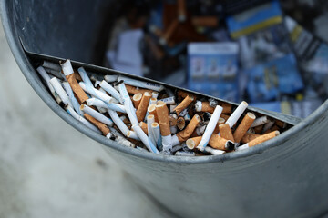 Popielniczka z kawałkami niedopalonych papierosów - obrazy, fototapety, plakaty