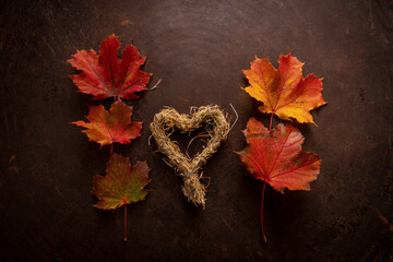 Herbstliche Dekoration mit Blättern und Herz