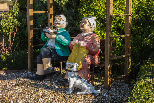 seniorenpuppen im vorgarten