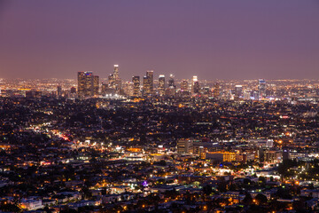 Downtown Los Angeles Skyline mit Hochhäusern bei Nacht