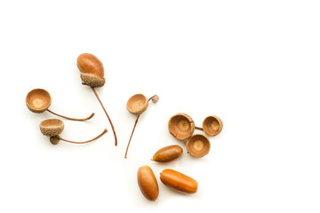 Belltas sobre un fondo blanco liso y aislado. Vista superior y de cerca. Copy space