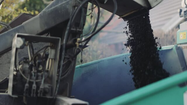 Asphaltiermaschine auf der Baustelle. 4K