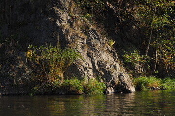 Strome skały nad rzeką jesienią