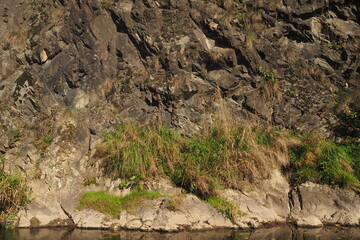 Strome skały nad rzeką jesienią