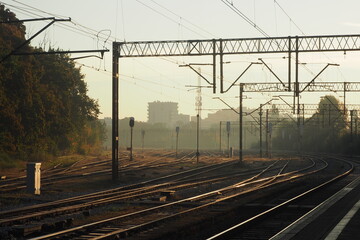 Widok na kolei ze strony peronu na dworcu kolejowym we Wrocławiu, Nadodrze, Polska