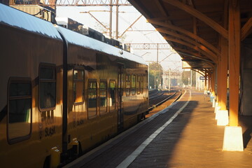 Odjeżdżający pociąg z peronu na dworcu kolejowym we Wrocławiu, Polska