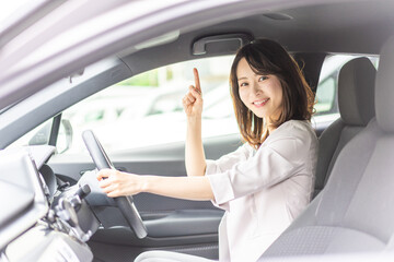 Fototapeta na wymiar 車を運転するビジネスウーマン