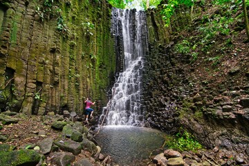 vista de una cascada con rocas en medio de un bosque de Chiriquí en Panamá 