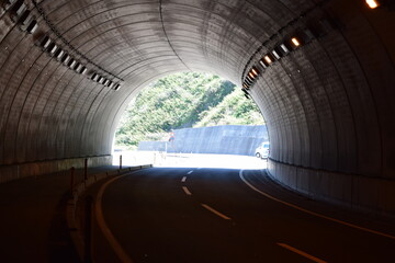 海岸道路のシェルター ／ 山形県鶴岡市の海岸に建造されている「油戸シェルター」です。すぐ横が海なので、風や波除けの役目を果たします。また冬期間は、雪から防護するために設置された海岸道路のシェルターです。