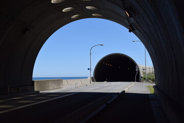 海岸道路のシェルター ／...