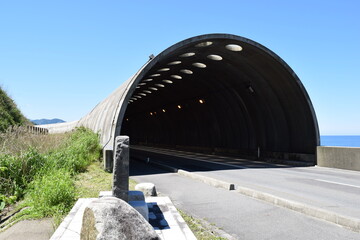 海岸道路のシェルター ／ 山形県鶴岡市の海岸に建造されている「油戸シェルター」です。すぐ横が海なので、風や波除けの役目を果たします。また冬期間は、雪から防護するために設置された海岸道路のシェルターです。