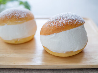 トレイの上の二つのマリトッツォ