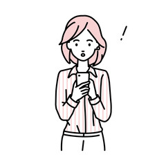 立ってスマートフォンを操作して何かに気づいて驚いたブラウスの女性