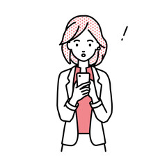 立ってスマートフォンを操作して何かに気づいて驚いたジャケットの女性