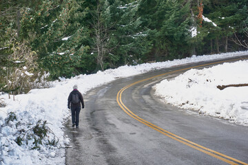 mujer camina por carretera con nieve