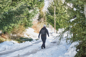 mujer caminando por camino nevado