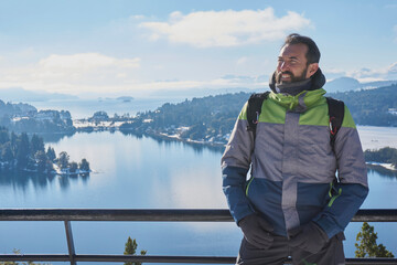 retrato de un hombre entre lago y montaña