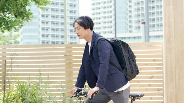 自転車に乗る男性