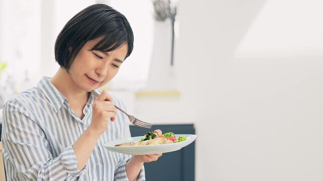 料理を見て困っている女性