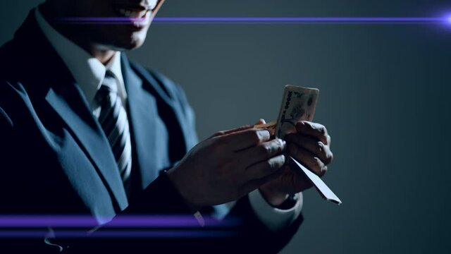 お金を数える男性　詐欺イメージ	