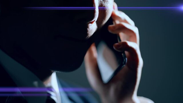 電話をする男性　詐欺イメージ	
