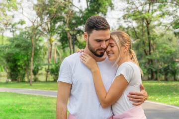 Fototapeta premium caucasian couple having romanatic moment together in park