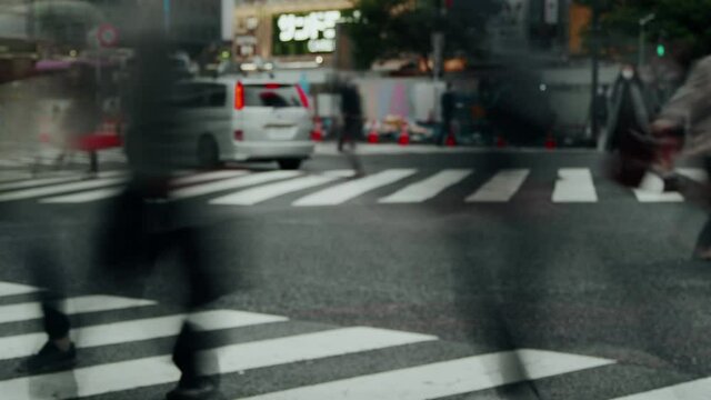 渋谷スクランブル交差点を行き交う人々