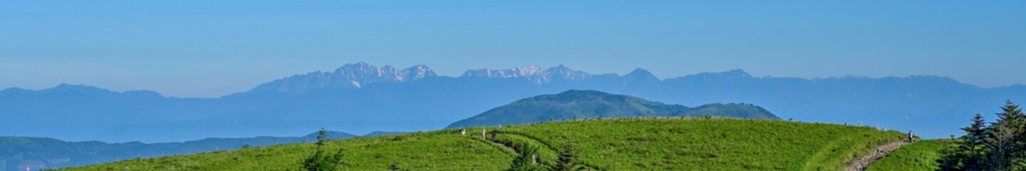 Obraz premium 車山高原から見たアルプスの山並みのパノラマ情景＠長野