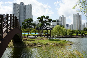 사람들이 산책과 휴식을 취하는 김포호수공원에는 고층 아파트가 있다.