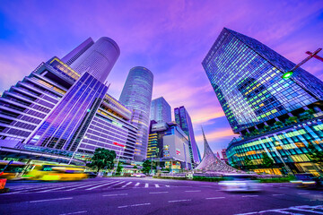 Obraz premium トワイライトの名古屋駅 都市風景