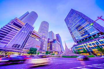 Obraz premium トワイライトの名古屋駅 都市風景